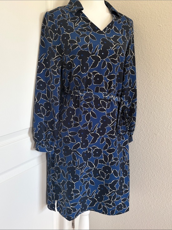 Banana Republic Dresses & Skirts - Banana Republic Floral Tie-Waist V-Neck Dress in Navy Blue